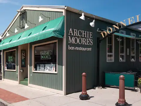 Archie Moore's Bar & Restaurant in Fairfield