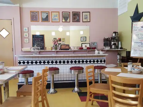 Blue Star Cafe & Ice Cream Treats in Douglas