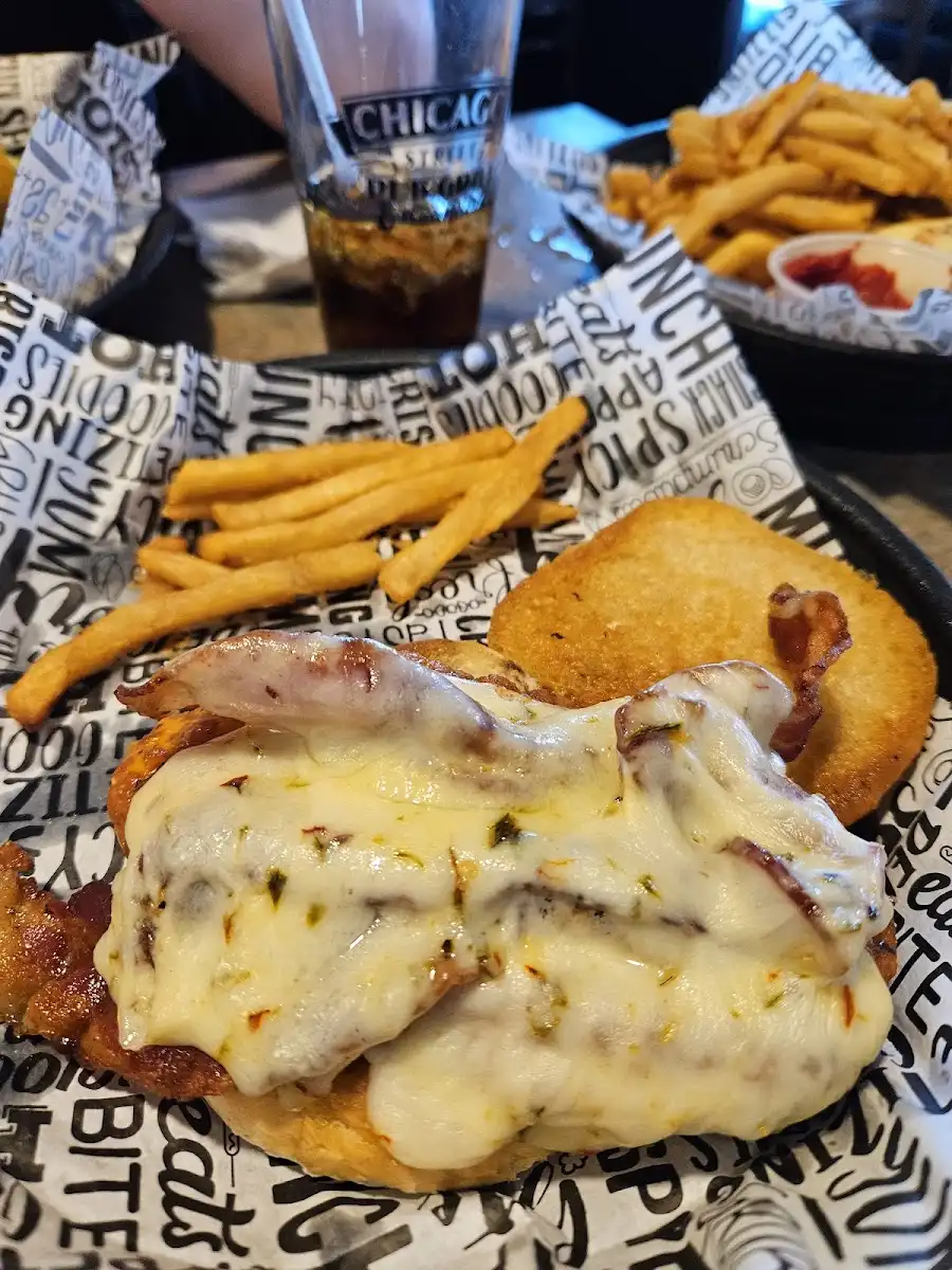 Chicago Street Pub, Grill & Banquets – photo 4