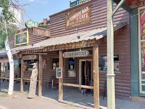 Cowboy Bar And Outlaw Grill in Meeteetse