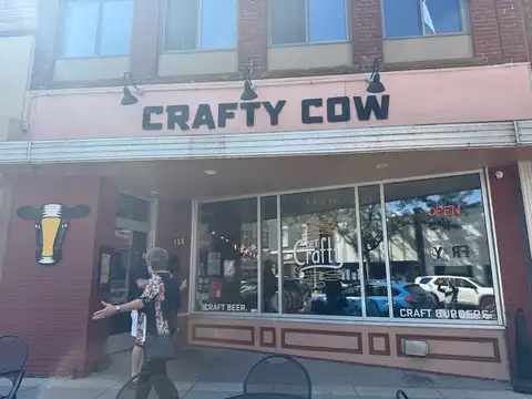 Crafty Cow: Burgers & Fried Chicken Lake Country in Oconomowoc