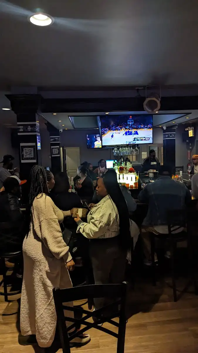 Darrin's Cocktail Lounge – photo 3