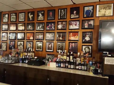 Del's Pizzeria & Restaurant in Trenton