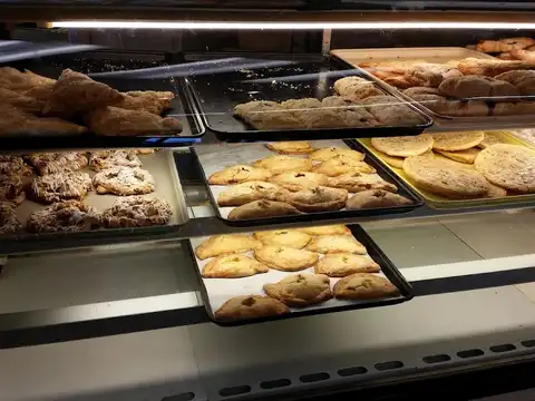East Detroit Bakery & Deli in Eastpointe