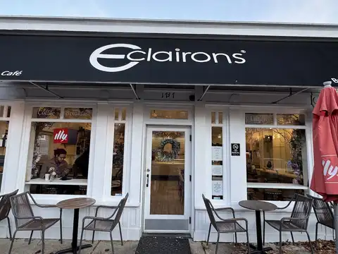 Eclairons Arlington in Arlington