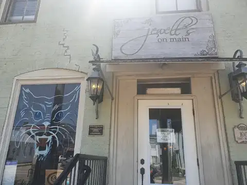 Jewells On Main in Warsaw