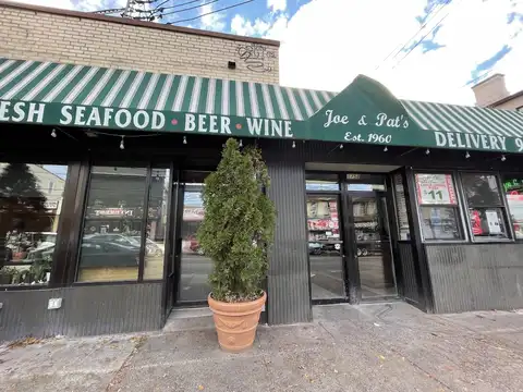 Joe & Pat's Pizzeria & Restaurant in Staten Island