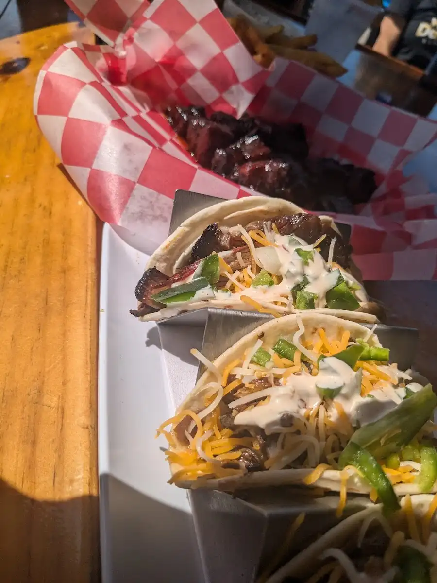 On The Rocks Smoke House & Tiki Bar – photo 4