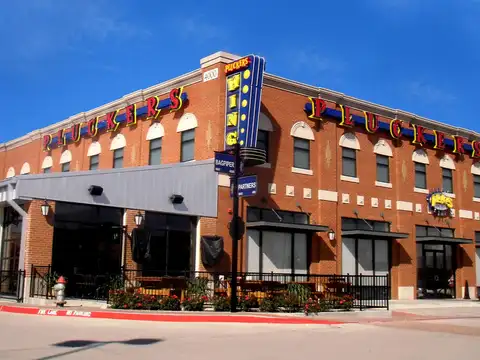 Pluckers Wing Bar in Arlington