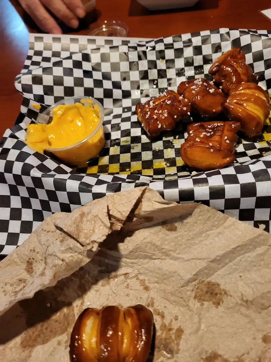 Rivals Sports Bar & Grill – photo 5