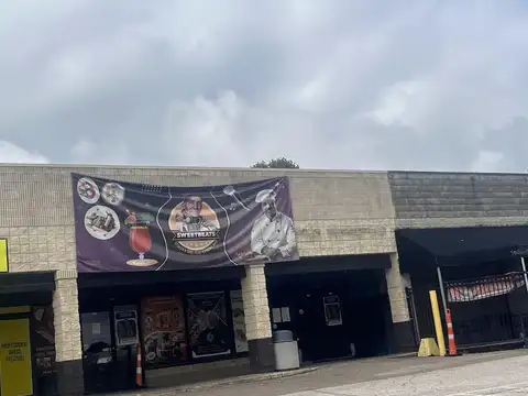 Sweetbeats Sports And Soul Food Karaoke Bar in Akron