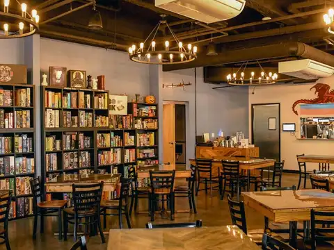 The Castle: Restaurant And Bar in Beverly