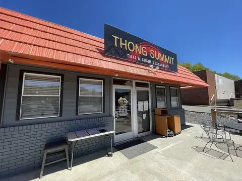 Thong Summit Thai & Sushi in West Jefferson