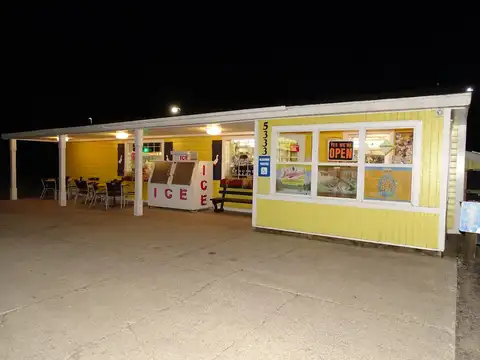 White Duck Country Market in Whitehall