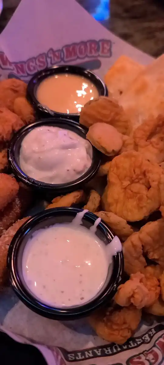 Wings 'n More Restaurant And Bar – photo 2