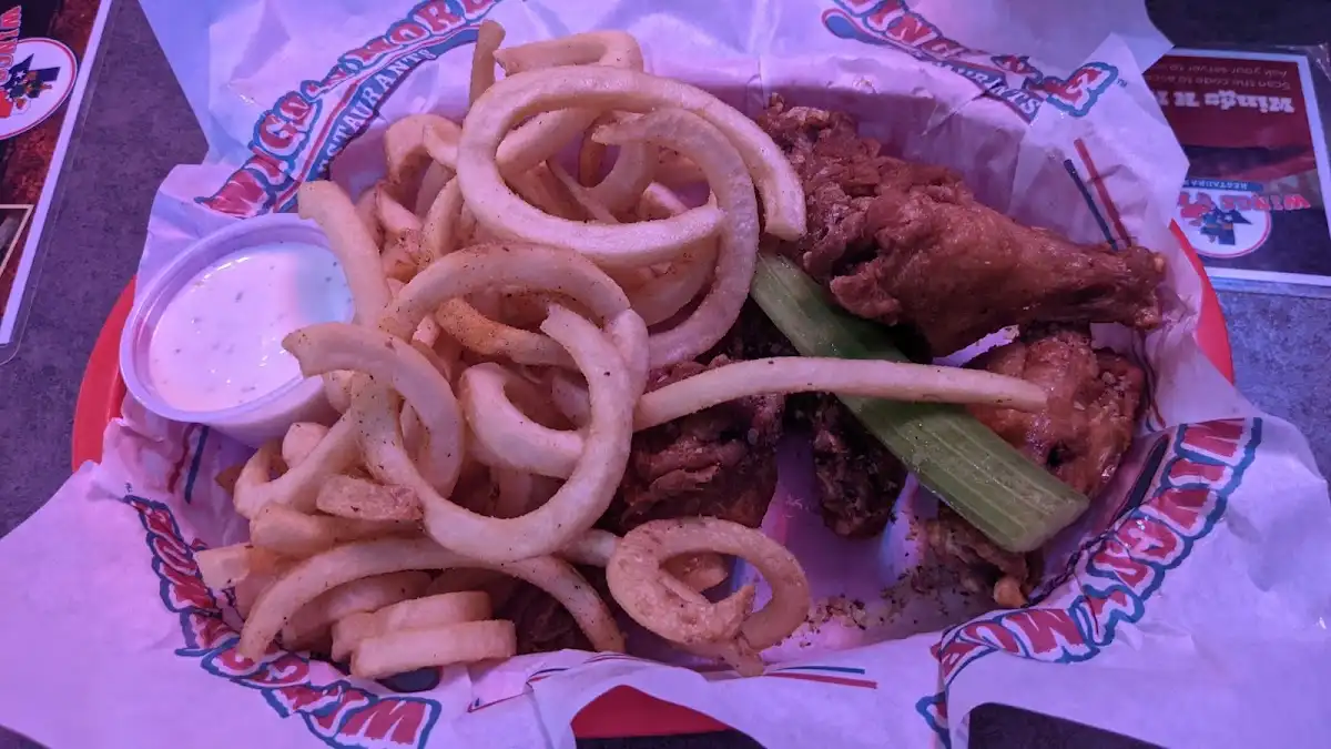 Wings 'n More Restaurant And Bar – photo 5