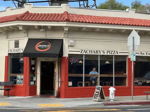 Zachary's Chicago Pizza in Oakland